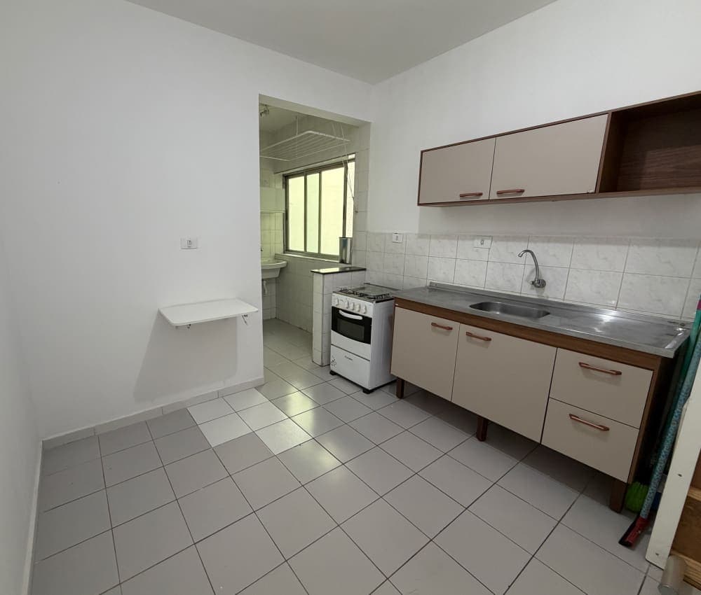 Cozinha separada com espaço de bancada